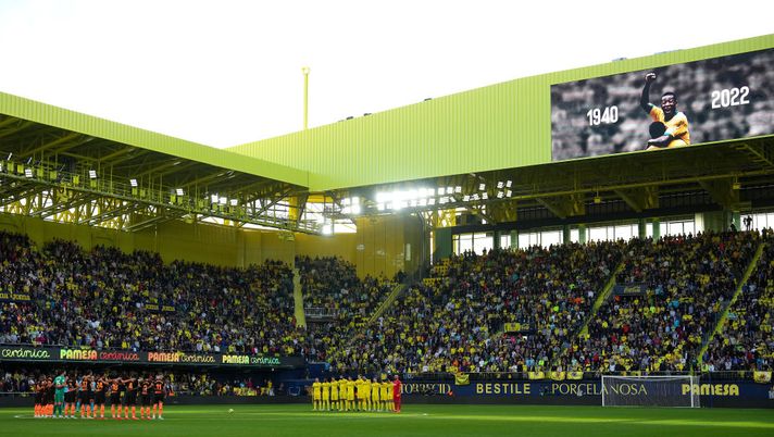 VILLARREAL, SPAIN - DECEMBER 31: A general view of the inside of the stadium as players of Villarreal CF and Valencia CF hold a minutes silence in memory of former Brazil player Pele prior to the LaLiga Santander match between Villarreal CF and Valencia CF at Estadio de la Ceramica on December 31, 2022 in Villarreal, Spain. (Photo by Aitor Alcalde/Getty Images) Villarreal, il nuovo stadio non piace ai tifosi: ma la squadra ne ha vinte due su due… - immagine 1