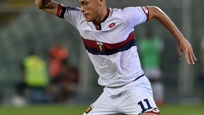 PESCARA, ITALY - AUGUST 28: Lucas Ocampos of Genoa CFC in action during the Serie A match between FC Crotone and Genoa CFC at Adriatico Stadium on August 28, 2016 in Pescara, Italy. (Photo by Giuseppe Bellini/Getty Images) GENOA – La formazione: Veloso c’è, occhio all’esclusione eccellente in attacco! - immagine 1