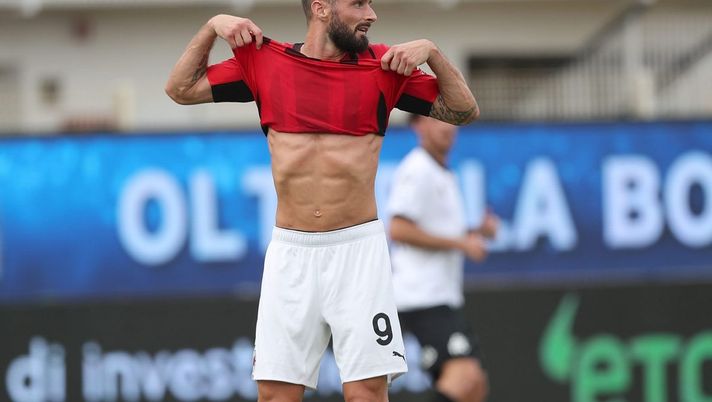 LA SPEZIA, ITALY - SEPTEMBER 25: Olivier Giroud of AC Milan reacts during the Serie A match between Spezia Calcio and AC Milan at Stadio Alberto Picco on September 25, 2021 in La Spezia, Italy.  (Photo by Gabriele Maltinti/Getty Images) 