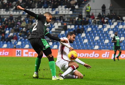 REGGIO NELL'EMILIA, ITALY - JANUARY 18: Jeremy Toljan of US Sassuolo competes for the ball with  Koffi Djidji of Torino FC during the Serie A match between US Sassuolo and  Torino FC at Mapei Stadium - Città  del Tricolore on January 18, 2020 in Reggio nell'Emilia, Italy  (Photo by Alessandro Sabattini/Getty Images) 