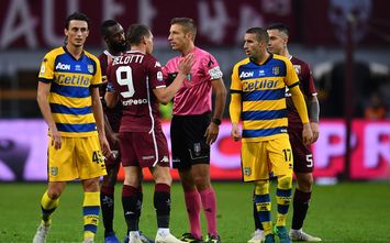  TURIN, ITALY - NOVEMBER 10: Andrea Belotti (C) of Torino FC discutes with referee Davide Massa during the Serie A match between Torino FC and Parma Calcio at Stadio Olimpico di Torino on November 10, 2018 in Turin, Italy. (Photo by Valerio Pennicino/Getty Images)