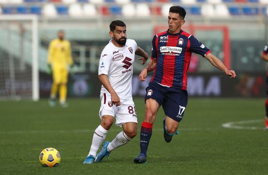 CROTONE, ITALY - MARCH 07: Salvatore Molina of Crotone competes for the ball with Tomas Rincon of Torino during the Serie A match between FC Crotone and Torino FC at Stadio Comunale Ezio Scida on March 07, 2021 in Crotone, Italy. (Photo by Maurizio Lagana/Getty Images) CROTONE, ITALY - MARCH 07: Salvatore Molina of Crotone competes for the ball with Tomas Rincon of Torino during the Serie A match between FC Crotone and Torino FC at Stadio Comunale Ezio Scida on March 07, 2021 in Crotone, Italy. (Photo by Maurizio Lagana/Getty Images)