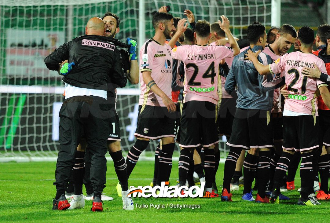  PALERMO, ITALY - APRIL 08: Players of Palermo celebrate victory at the end of the Serie B match between US Citta di Palermo and Hellas Verona at Stadio Renzo Barbera on April 08, 2019 in Palermo, Italy. (Photo by Getty Images/Getty Images) 