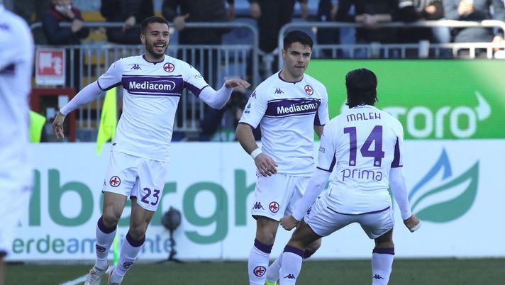 CAGLIARI, ITALY - JANUARY 23: Riccardo Sottil of Fiorentina celebrates his goal 1-1 during the Serie A match between Cagliari Calcio and ACF Fiorentina at Sardegna Arena on January 23, 2022 in Cagliari, Italy. (Photo by Enrico Locci/Getty Images) Sospiro di sollievo, ma lontano dal Franchi continuano ad aleggiare i fantasmi - immagine 1