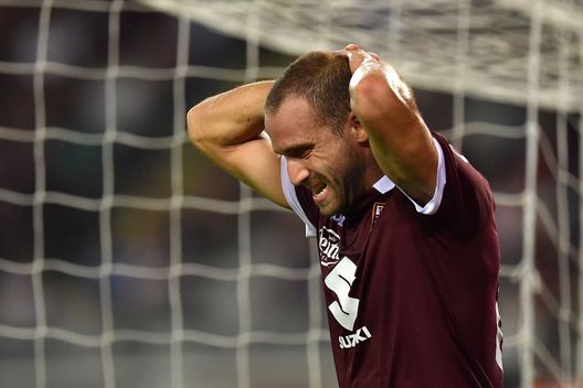  TURIN, ITALY - SEPTEMBER 16: Lorenzo De Silvestri of Torino FC looks dejected during the Serie A match between Torino FC and US Lecce at Stadio Olimpico di Torino on September 16, 2019 in Turin, Italy. (Photo by Valerio Pennicino/Getty Images) 