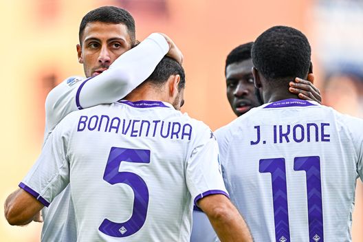GENOA, ITALY - NOVEMBER 06: Giacomo Bonaventura of Fiorentina (2nd from L) celebrates with his team-mates after scoring a goal during the Serie A match between UC Sampdoria and ACF Fiorentina at Stadio Luigi Ferraris on November 6, 2022 in Genoa, Italy. (Photo by Simone Arveda/Getty Images) “Gruppo e tifosi, la vera forza della Fiorentina. La sosta non ci voleva”- immagine 2