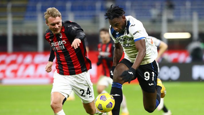 MILAN, ITALY - JANUARY 23: Duvan Zapata of Atalanta is challenged by Simon Kjaer of Milan during the Serie A match between AC Milan and Atalanta BC at Stadio Giuseppe Meazza on January 23, 2021 in Milan, Italy. Sporting stadiums around Italy remain under strict restrictions due to the Coronavirus Pandemic as Government social distancing laws prohibit fans inside venues resulting in games being played behind closed doors. (Photo by Marco Luzzani/Getty Images) MILAN, ITALY - JANUARY 23: Duvan Zapata of Atalanta is challenged by Simon Kjaer of Milan during the Serie A match between AC Milan and Atalanta BC at Stadio Giuseppe Meazza on January 23, 2021 in Milan, Italy. Sporting stadiums around Italy remain under strict restrictions due to the Coronavirus Pandemic as Government social distancing laws prohibit fans inside venues resulting in games being played behind closed doors. (Photo by Marco Luzzani/Getty Images)