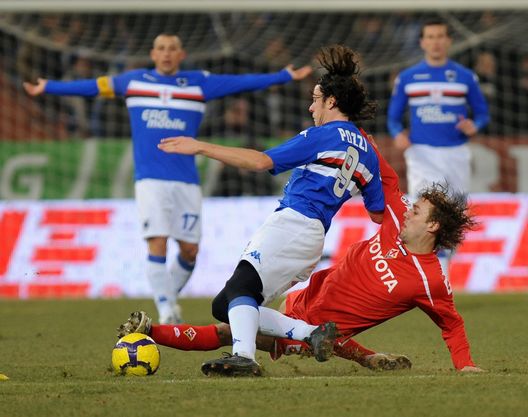 GENOA, ITALY - FEBRUARY 13: Nicola Pozzi of UC Sampdoria tackles with Marco Donadel of ACF Fiorentina during the Serie A match between UC Sampdoria and ACF Fiorentina at Stadio Luigi Ferraris on February 13, 2010 in Genoa, Italy. (Photo by Massimo Cebrelli/Getty Images) Pozzi a VN: “Fiorentina, colpa anche dell’Europa. Jovic? Non è una prima punta”- immagine 2