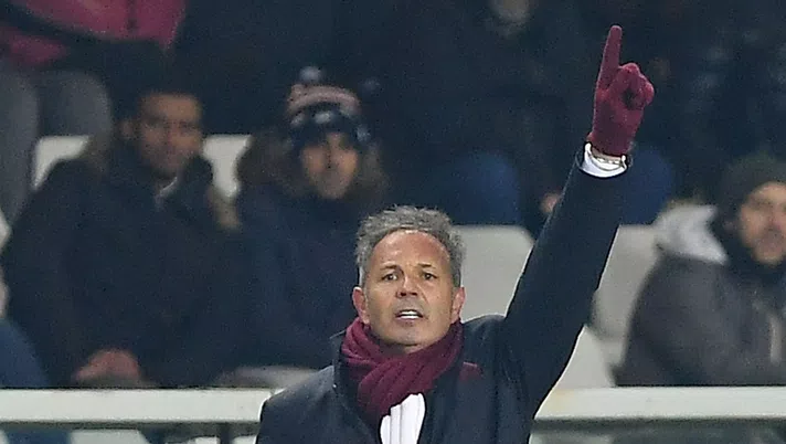 TURIN, ITALY - DECEMBER 16: Coach of Torino FC Sinisa Mihajlovic gestures during the Serie A match between Torino FC and SSC Napoli at Stadio Olimpico di Torino on December 16, 2017 in Turin, Italy.  (Photo by Francesco Pecoraro/Getty Images)