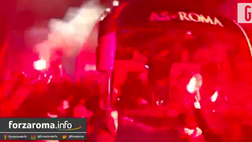 VIDEO Lazio-Roma, i tifosi caricano la squadra all’Olimpico: il pullman della Roma si fa strada in mezzo ai tifosi
