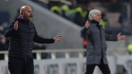 BERGAMO, ITALY - FEBRUARY 10: ACF Fiorentina coach Vincenzo Italiano gestures during the Coppa Italia match between Atalanta BC and ACF Fiorentina at Gewiss Stadium on February 10, 2022 in Bergamo, Italy. (Photo by Emilio Andreoli/Getty Images) BERGAMO, ITALY - FEBRUARY 10: ACF Fiorentina coach Vincenzo Italiano gestures during the Coppa Italia match between Atalanta BC and ACF Fiorentina at Gewiss Stadium on February 10, 2022 in Bergamo, Italy. (Photo by Emilio Andreoli/Getty Images)