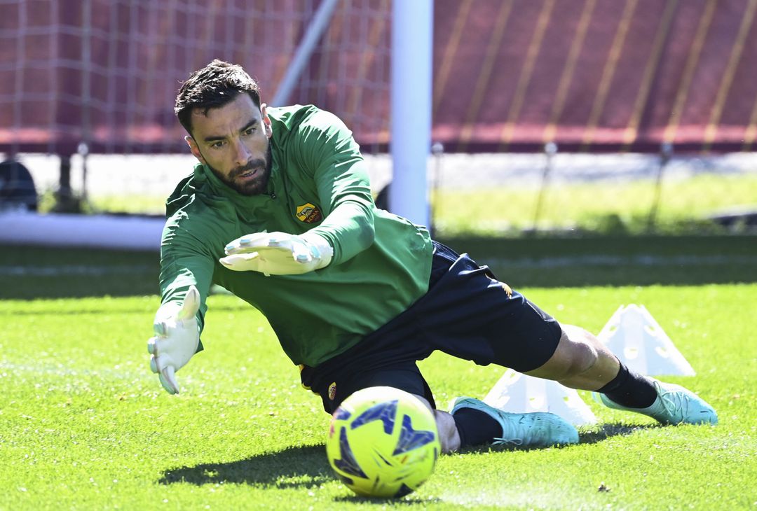 La Roma corre in vista del Torino sotto gli occhi di Pinto e Mourinho – FOTO GALLERY - immagine 3