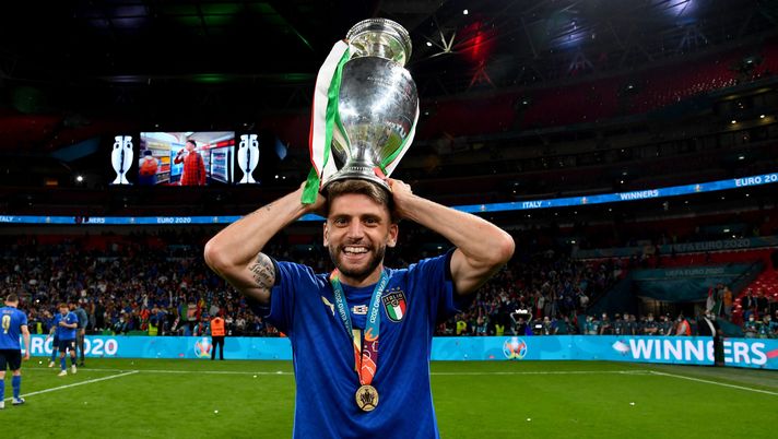 LONDON, ENGLAND - JULY 11: Domenico Berardi of Italy celebrates with The Henri Delaunay Trophy following his team's victory in the UEFA Euro 2020 Championship Final between Italy and England at Wembley Stadium on July 11, 2021 in London, England. (Photo by Claudio Villa/Getty Images) 