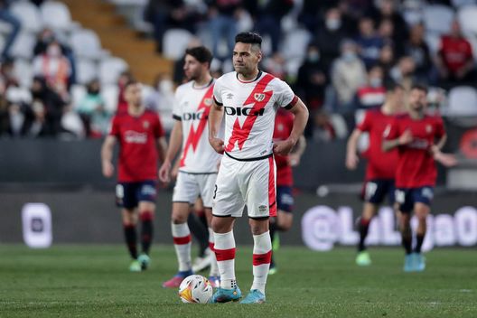 (Photo by Gonzalo Arroyo Moreno/Getty Images) Rayo Vallecano, solo il 40% dei tifosi è soddisfatto di Falcao- immagine 3