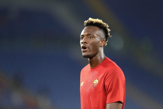  ROME, ITALY - AUGUST 22: Tammy Abraham of AS Roma looks on during the warm up before the Serie A match between AS Roma v ACF Fiorentina at Stadio Olimpico on August 22, 2021 in Rome, Italy. (Photo by Paolo Bruno/Getty Images) 