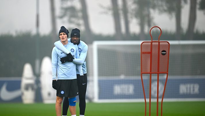COMO, ITALY - DECEMBER 14: Marcus Thuram of FC Internazionale embraces his teammate Benjamin Pavard of FC Internazionale during the FC Internazionale training session at the club's training ground Suning Training Center at Appiano Gentile on December 14, 2023 in Como, Italy. (Photo by Mattia Ozbot - Inter/Inter via Getty Images) Inter, sessione mattutina d’allenamento verso il Lecce: la nota del club - immagine 1