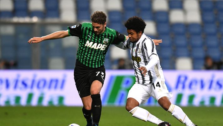 REGGIO NELL'EMILIA, ITALY - MAY 12: Manuel Locatelli of U.S. Sassuolo Calcio battles for possession with Weston McKennie of Juventus during the Serie A match between US Sassuolo and Juventus at Mapei Stadium - Città del Tricolore on May 12, 2021 in Reggio nell'Emilia, Italy. Sporting stadiums around Italy remain under strict restrictions due to the Coronavirus Pandemic as Government social distancing laws prohibit fans inside venues resulting in games being played behind closed doors. (Photo by Alessandro Sabattini/Getty Images) REGGIO NELL'EMILIA, ITALY - MAY 12: Manuel Locatelli of U.S. Sassuolo Calcio battles for possession with Weston McKennie of Juventus during the Serie A match between US Sassuolo and Juventus at Mapei Stadium - Città del Tricolore on May 12, 2021 in Reggio nell'Emilia, Italy. Sporting stadiums around Italy remain under strict restrictions due to the Coronavirus Pandemic as Government social distancing laws prohibit fans inside venues resulting in games being played behind closed doors. (Photo by Alessandro Sabattini/Getty Images)