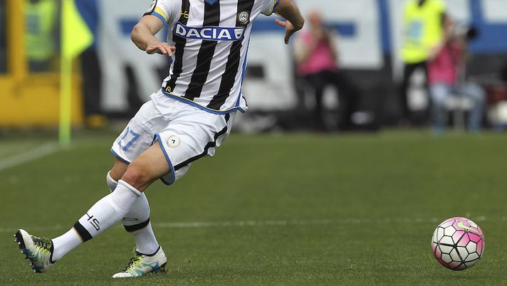 BERGAMO, ITALY - MAY 08: Silvan Widmer of Udinese Calcio in action during the Serie A match between Atalanta BC and Udinese Calcio at Stadio Atleti Azzurri d'Italia on May 8, 2016 in Bergamo, Italy. (Photo by Marco Luzzani/Getty Images) Udinese, Danilo accelera i tempi! Infortunio con lesione per Larsen, riecco Widmer - immagine 1