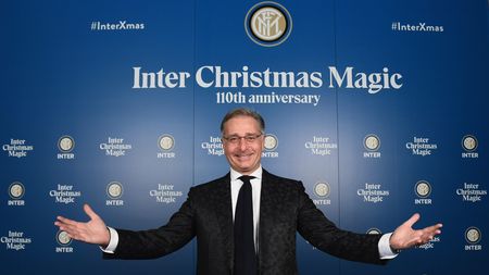 MILAN, ITALY - DECEMBER 18: Paolo Bonolis poses for a photo during the FC Internazionale Xmas Dinner on December 18, 2018 in Milan, Italy. (Photo by Claudio Villa - Inter/FC Internazionale via Getty Images) MILAN, ITALY - DECEMBER 18: Paolo Bonolis poses for a photo during the FC Internazionale Xmas Dinner on December 18, 2018 in Milan, Italy. (Photo by Claudio Villa - Inter/FC Internazionale via Getty Images)