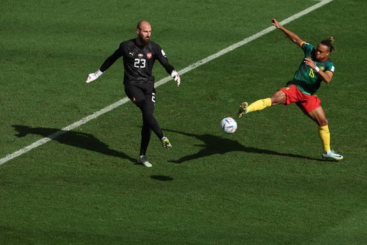 AL WAKRAH, QATAR - NOVEMBER 28: Vanja Milinkovic-Savic of Serbia clears the ball against Pierre Kunde of Cameroon during the FIFA World Cup Qatar 2022 Group G match between Cameroon and Serbia at Al Janoub Stadium on November 28, 2022 in Al Wakrah, Qatar. (Photo by Francois Nel/Getty Images) Vanja, cinque anni fa l’esordio in granata: oggi inamovibile anche con la Serbia- immagine 2