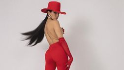 La versione sexy di Cappuccetto Rosso firmata Jovana Djordjevic: topless da urlo