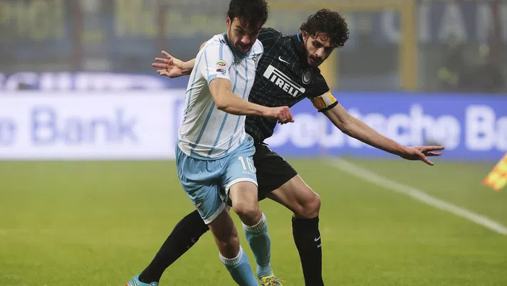 MILAN, ITALY - DECEMBER 21:  Marco Parolo of SS Lazio is challenged by Andrea Ranocchia of FC Internazionale Milano during the Serie A match betweeen FC Internazionale Milano and SS Lazio at Stadio Giuseppe Meazza on December 21, 2014 in Milan, Italy.  (Photo by Marco Luzzani/Getty Images)