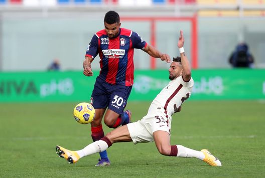 CROTONE, ITALY - JANUARY 06: Junior Messias of Crotone competes for the ball with Bruno Peres of Roma during the Serie A match between FC Crotone and AS Roma at Stadio Comunale Ezio Scida on January 06, 2021 in Crotone, Italy. (Photo by Maurizio Lagana/Getty Images) CROTONE, ITALY - JANUARY 06: Junior Messias of Crotone competes for the ball with Bruno Peres of Roma during the Serie A match between FC Crotone and AS Roma at Stadio Comunale Ezio Scida on January 06, 2021 in Crotone, Italy. (Photo by Maurizio Lagana/Getty Images)