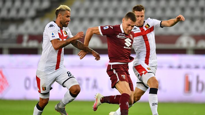 TURIN, ITALY - JULY 16:  Andrea Belotti (C) of Torino FC is challenged by Lukas Lerager (R) and Valon Behrami of Genoa CFC during the Serie A match between Torino FC and  Genoa CFC at Stadio Olimpico di Torino on July 16, 2020 in Turin, Italy.  (Photo by Valerio Pennicino/Getty Images) 