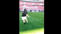 VIDEO/ Pazzesco: la moglie di Griezmann segna un gol da fuoriclasse!