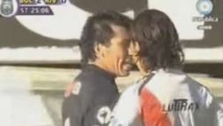 VIDEO / Curiosi incroci: Gallardo allenerà il Cile? Quando Medel litigò con lui in campo