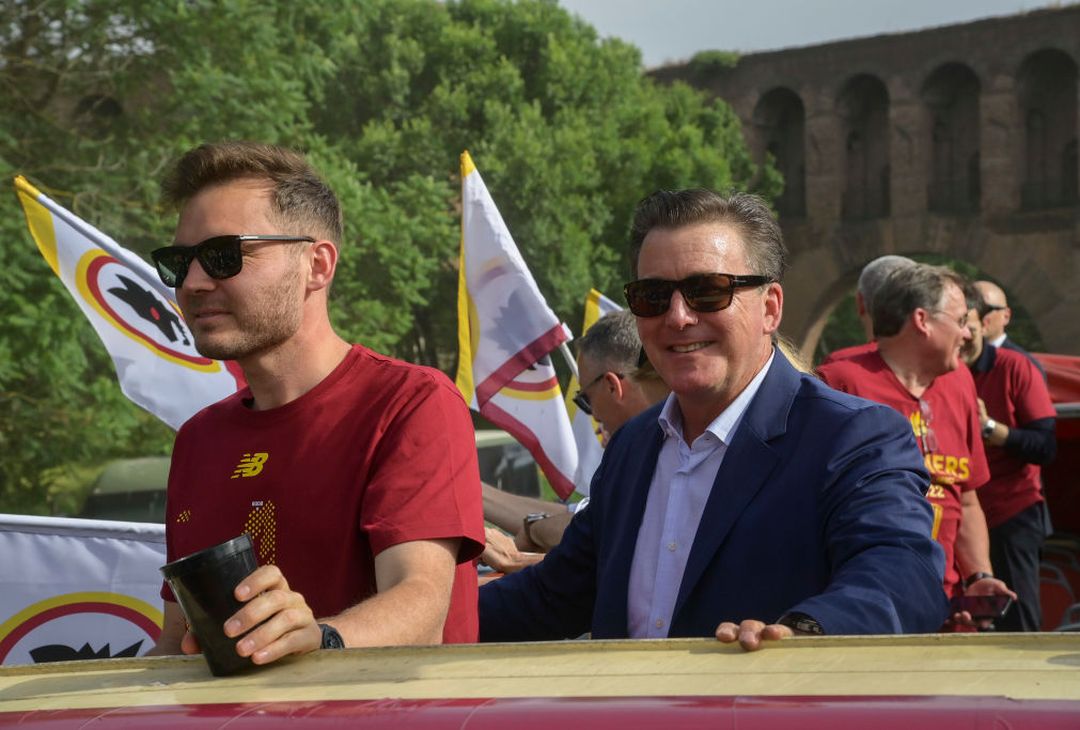 Roma, il popolo giallorosso in festa visto dal pullman della squadra – FOTO GALLERY - immagine 26