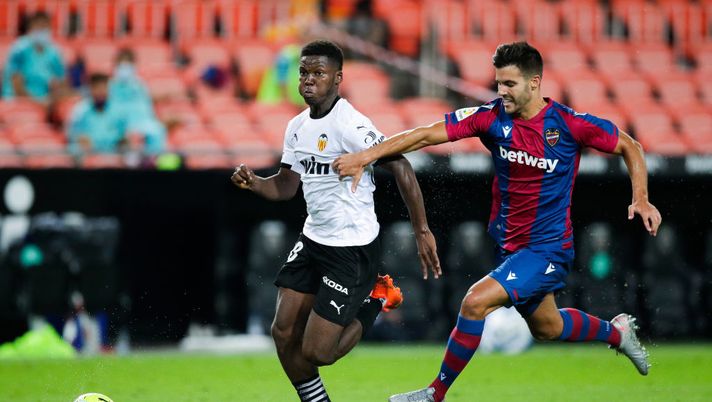 VALENCIA, SPAIN - SEPTEMBER 13: Yunus Dimioara Musah of Valencia CF competes for the ball with Rober Pier of Levante UD during the La Liga match between Valencia CF and Levante UD at Estadio Mestalla on September 13, 2020 in Valencia, Spain. (Photo by Eric Alonso/Getty Images) 