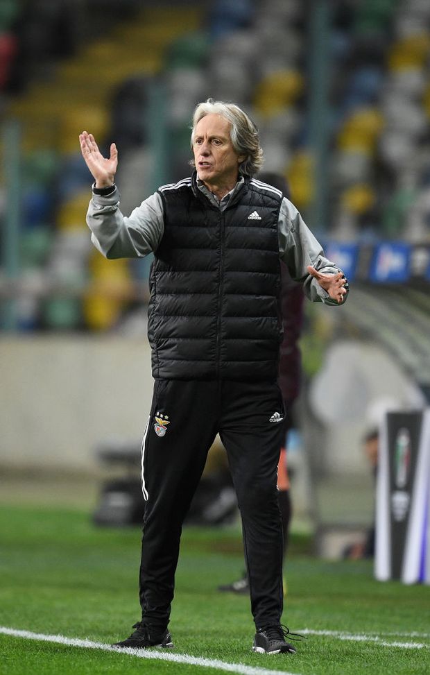 AVEIRO, PORTUGAL - DECEMBER 23: Jorge Jesus, head coach of Benfica gives their team instructions during the Portuguese Super Cup final between FC Porto and SL Benfica at Estadio Municipal de Aveiro on December 23, 2020 in Aveiro, Portugal. Sporting stadiums around Portugal remain under strict restrictions due to the Coronavirus Pandemic as Government social distancing laws prohibit fans inside venues resulting in games being played behind closed doors. (Photo by Octavio Passos/Getty Images) AVEIRO, PORTUGAL - DECEMBER 23: Jorge Jesus, head coach of Benfica gives their team instructions during the Portuguese Super Cup final between FC Porto and SL Benfica at Estadio Municipal de Aveiro on December 23, 2020 in Aveiro, Portugal. Sporting stadiums around Portugal remain under strict restrictions due to the Coronavirus Pandemic as Government social distancing laws prohibit fans inside venues resulting in games being played behind closed doors. (Photo by Octavio Passos/Getty Images)