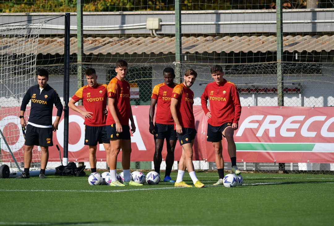 Trigoria, Dybala in gruppo prima della sfida con il Torino – FOTO GALLERY - immagine 34