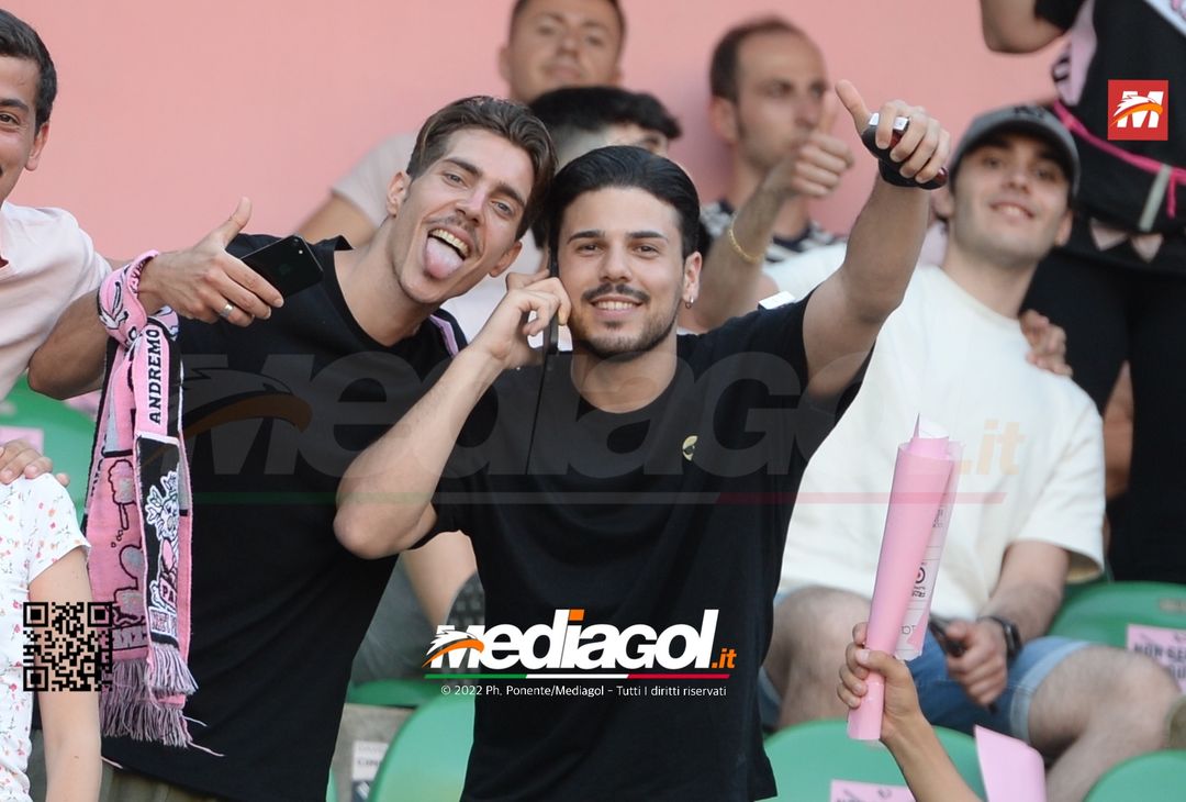 Fototifo, facce da Serie B. I tifosi allo stadio per Palermo-Padova 1-0 - immagine 25