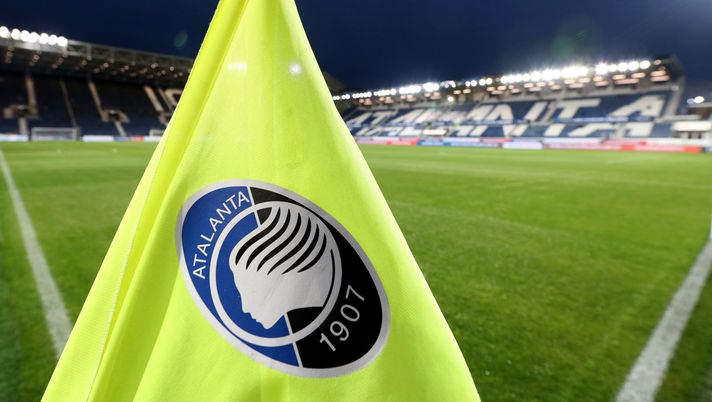 BERGAMO, ITALY - OCTOBER 03: A detailed view of a corner flag prior to the Serie A match between Atalanta BC v AC Milan at Gewiss Stadium on October 03, 2021 in Bergamo, Italy. (Photo by Marco Luzzani/Getty Images) Il valore delle rose: stravince la Lombardia, sul podio anche Piemonte e Lazio - immagine 1