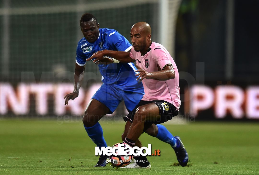  PALERMO, ITALY - MAY 28:  Mame Baba Thiam (L) of Empoli and Haitam Aleesami of Palermo compete during the Serie A match between US Citta di Palermo and Empoli FC at Stadio Renzo Barbera on May 28, 2017 in Palermo, Italy.  (Photo by Tullio M. Puglia/Getty Images) 
