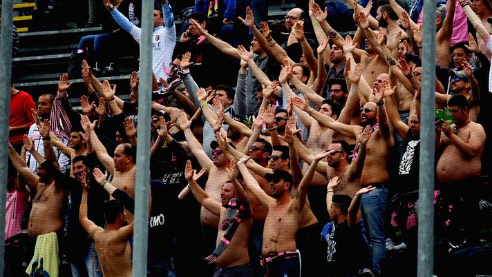 FROSINONE, ITALY - APRIL 24: US Citta di Palermo fans celebrate during the Serie A match between Frosinone Calcio and US Citta di Palermo at Stadio Matusa on April 24, 2016 in Frosinone, Italy. (Photo by Paolo Bruno/Getty Images) SCONTRI A PALERMO