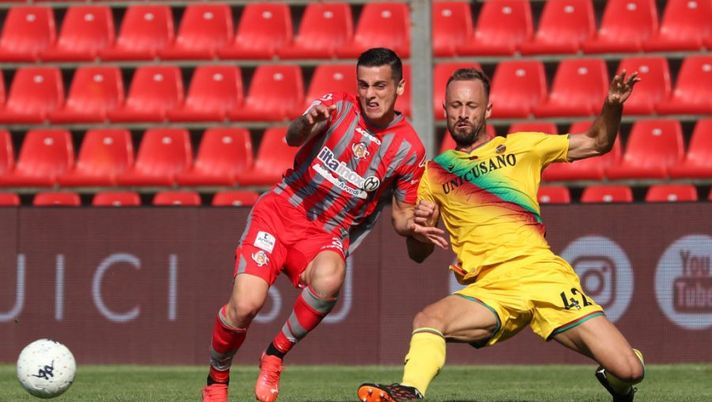 CREMONA, ITALY - OCTOBER 02: Emanuele Valeri (L) of US Cremonese competes for the ball with Matija Boben (R) of Ternana during the Serie B match between US Cremonese and Ternana at Stadio Giovanni Zini on October 02, 2021 in Cremona, Italy. (Photo by Giuseppe Cottini/Getty Images) Cremonese, segna Valeri e c’è una sorpresa dal dischetto: 2-0 alla Spal - immagine 1