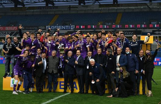 PARMA, ITALY - APRIL 28: ACF Fiorentina team and staff celebrate the victory with the trophy during the Primavera TIM Cup Final match between ACF Fiorentina and SS Lazio at Ennio Tardini Stadium on April 28, 2021 in Parma, Italy. (Photo by Alessandro Sabattini/Getty Images) PARMA, ITALY - APRIL 28: ACF Fiorentina team and staff celebrate the victory with the trophy during the Primavera TIM Cup Final match between ACF Fiorentina and SS Lazio at Ennio Tardini Stadium on April 28, 2021 in Parma, Italy. (Photo by Alessandro Sabattini/Getty Images)
