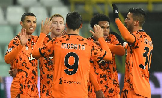 I giocatori della Juventus esultano dopo uno dei 4 gol messi a segno contro il Parma I giocatori della Juventus esultano dopo uno dei 4 gol messi a segno contro il Parma