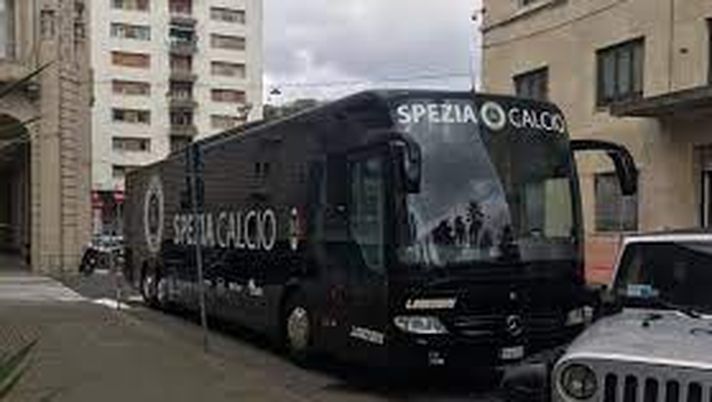 Spezia calcio: il pullman della squadra diventa l’attrazione turistica del Golfo dei Poeti 