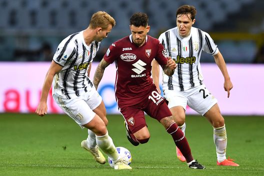 TURIN, ITALY - APRIL 03: Antonio Sanabria of Torino FC is challenged by Matthijs De Ligt and Federico Chiesa of Juventus during the Serie A match between Torino FC and Juventus at Stadio Olimpico di Torino on April 03, 2021 in Turin, Italy. Sporting stadiums around Italy remain under strict restrictions due to the Coronavirus Pandemic as Government social distancing laws prohibit fans inside venues resulting in games being played behind closed doors. (Photo by Valerio Pennicino/Getty Images) TURIN, ITALY - APRIL 03: Antonio Sanabria of Torino FC is challenged by Matthijs De Ligt and Federico Chiesa of Juventus during the Serie A match between Torino FC and Juventus at Stadio Olimpico di Torino on April 03, 2021 in Turin, Italy. Sporting stadiums around Italy remain under strict restrictions due to the Coronavirus Pandemic as Government social distancing laws prohibit fans inside venues resulting in games being played behind closed doors. (Photo by Valerio Pennicino/Getty Images)
