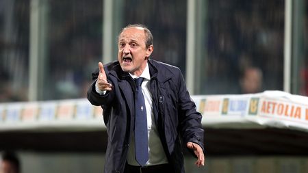 FLORENCE, ITALY - NOVEMBER 19: Fiorentina head coach Delio Rossi shouts instructions to his players during the Serie A match between ACF Fiorentina and AC Milan at Stadio Artemio Franchi on November 19, 2011 in Florence, Italy. (Photo by Gabriele Maltinti/Getty Images)