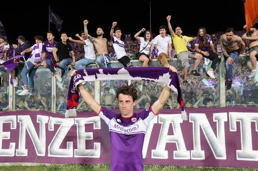FLORENCE, ITALY - MAY 21: Alvaro Odriozola of ACF Fiorentina celebrates the victory after during the Serie A match between ACF Fiorentina and Juventus at Stadio Artemio Franchi on May 21, 2022 in Florence, Italy. (Photo by Gabriele Maltinti/Getty Images) Odriozola ai saluti. Per la destra idee Dubois e Dalot- immagine 2
