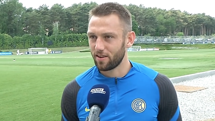 Inter, De Vrij: “Siamo felicissimi, scudetto frutto di tanto lavoro. La svolta…” Inter, De Vrij: “Siamo felicissimi, scudetto frutto di tanto lavoro. La svolta…”