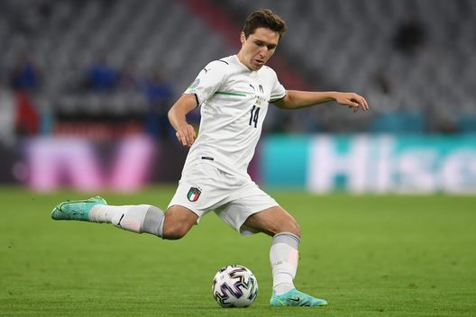 MUNICH, GERMANY - JULY 02: Federico Chiesa of Italy passes the ball during the UEFA Euro 2020 Championship Quarter-final match between Belgium and Italy at Football Arena Munich on July 02, 2021 in Munich, Germany. (Photo by Andreas Geber - Pool/Getty Images) MUNICH, GERMANY - JULY 02: Federico Chiesa of Italy passes the ball during the UEFA Euro 2020 Championship Quarter-final match between Belgium and Italy at Football Arena Munich on July 02, 2021 in Munich, Germany. (Photo by Andreas Geber - Pool/Getty Images)