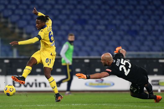 ROME, ITALY - DECEMBER 12: Adrien Tameze of Hellas Verona F.C. scores their team's second goal past Pepe Reina of SS Lazio during the Serie A match between SS Lazio and Hellas Verona FC at Stadio Olimpico on December 12, 2020 in Rome, Italy. Sporting stadiums around Italy remain under strict restrictions due to the Coronavirus Pandemic as Government social distancing laws prohibit fans inside venues resulting in games being played behind closed doors. (Photo by Paolo Bruno/Getty Images) ROME, ITALY - DECEMBER 12: Adrien Tameze of Hellas Verona F.C. scores their team's second goal past Pepe Reina of SS Lazio during the Serie A match between SS Lazio and Hellas Verona FC at Stadio Olimpico on December 12, 2020 in Rome, Italy. Sporting stadiums around Italy remain under strict restrictions due to the Coronavirus Pandemic as Government social distancing laws prohibit fans inside venues resulting in games being played behind closed doors. (Photo by Paolo Bruno/Getty Images)