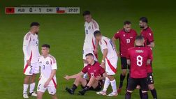 Sanchez entra duro su Asllani e lo fa arrabbiare. Poi pace fatta