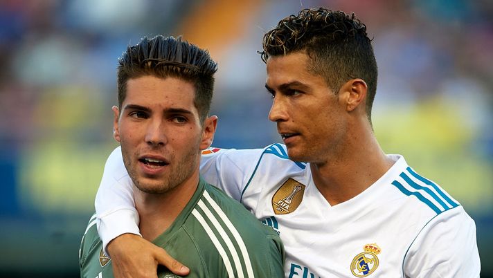 VILLARREAL, SPAIN - MAY 19: Cristiano Ronaldo (R) of Real Madrid talks to his teammate Luca Zidane prior to the La Liga match between Villarreal and Real Madrid at Estadio de La Ceramica on May 19, 2018 in Villarreal, Spain. (Photo by Manuel Queimadelos Alonso/Getty Images) VILLARREAL, SPAIN - MAY 19: Cristiano Ronaldo (R) of Real Madrid talks to his teammate Luca Zidane prior to the La Liga match between Villarreal and Real Madrid at Estadio de La Ceramica on May 19, 2018 in Villarreal, Spain. (Photo by Manuel Queimadelos Alonso/Getty Images)